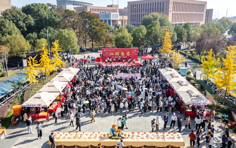 今年会官方网站师生共享沁湖鱼宴。